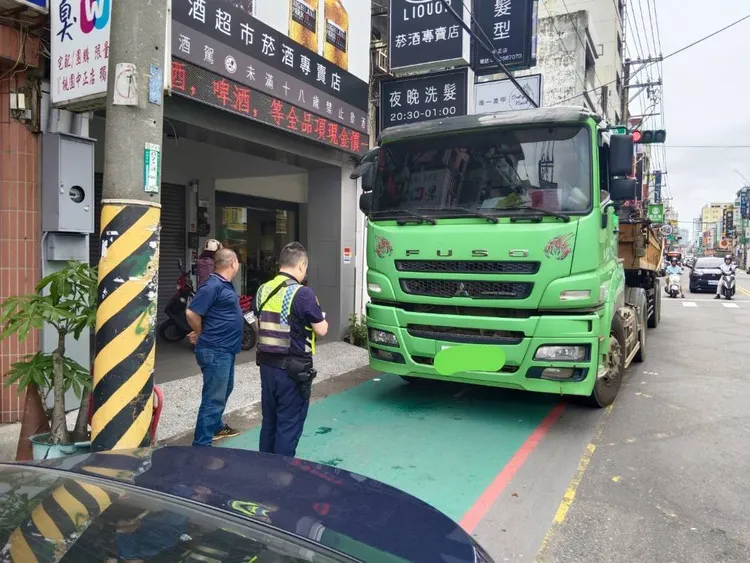 強力執行「雷霆除暴-淨土專案」，針對砂石車違規、違規土方及廢棄物等加強稽查取締。警方提供