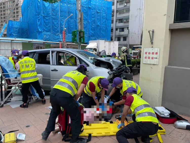 救護人員急救。桃園市消防局提供