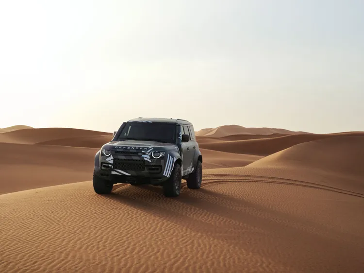 Defender Rally車隊在極端的沙漠條件下，模擬即將在2026年1月達卡拉力賽所面對的考驗。原廠照片