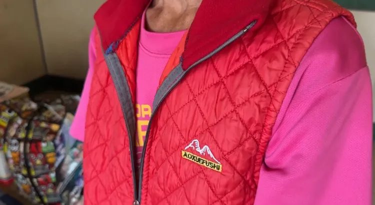 在場遊民表示，當時有2人在場，1人騎車、1人則負責拍攝，旁若無人。民眾提供