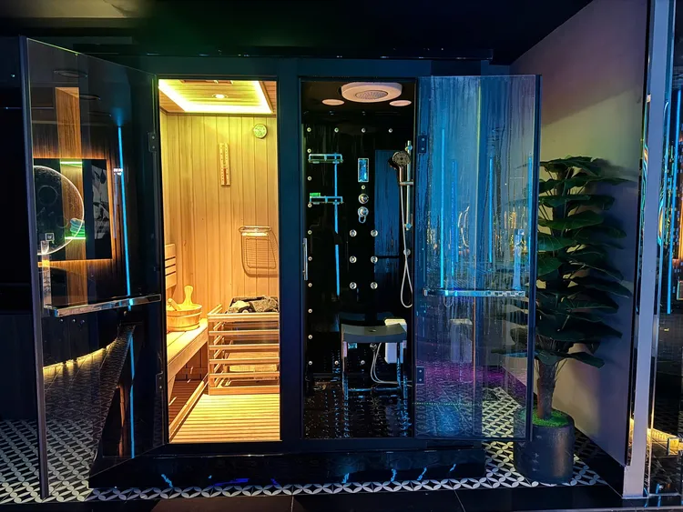 越南龍宮內部情形。翻攝自「Ho Chi Minh City Dragon Palace越南胡志明市龍宮私人别墅泳池派對」臉書