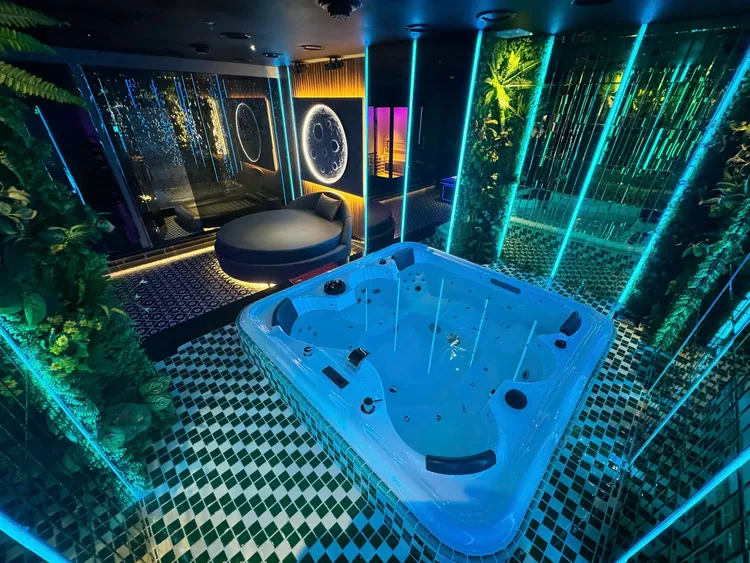 越南龍宮內部情形。翻攝自「Ho Chi Minh City Dragon Palace越南胡志明市龍宮私人别墅泳池派對」臉書