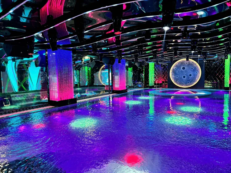 越南龍宮內部情形。翻攝自「Ho Chi Minh City Dragon Palace越南胡志明市龍宮私人别墅泳池派對」臉書