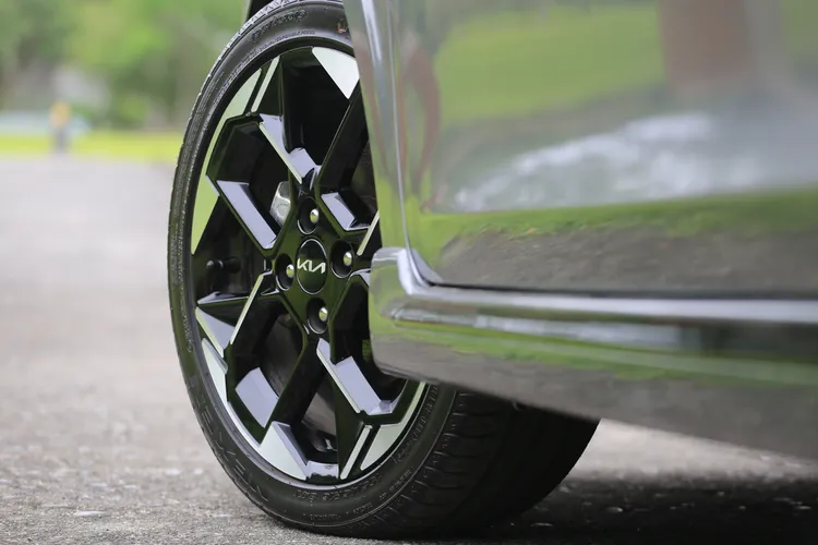選配GT-line套件之後，便會升級為16吋幾何造型雙色鋁圈，頗有Kia旗下電車的風味。林浩昇攝