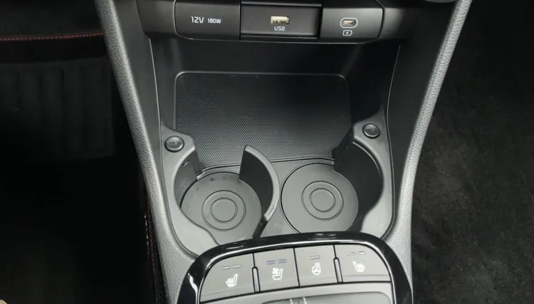 鞍座前方配備可收納的旋轉杯架，並提供Type-A和Type-C充電插孔。林浩昇攝