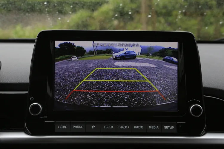 對於一輛都會用車來說，倒車影像絕對是停車及窄巷穿梭的好幫手之一。林浩昇攝