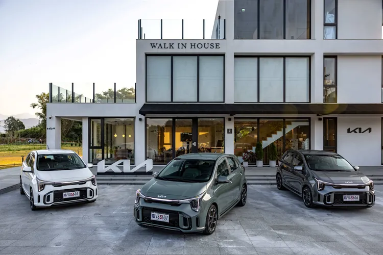 上市首月就衝出近300張訂單，其中有三成選莫蘭迪綠(中)套件。業者提供