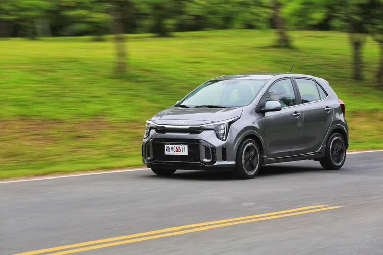 雖然馬力小降，但由於車重本來就輕盈，實際上開起來沒什麼太大落差。依舊柔韌的底盤設定，在彎道仍有不俗的穩定性。林浩昇攝