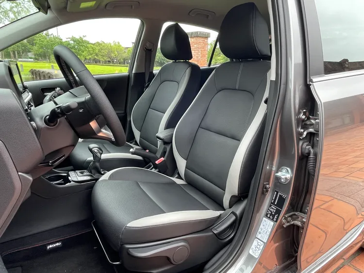 Apex標配「高質感內裝套件」，全車採用觸感好的灰黑雙色透氣皮椅。林浩昇攝