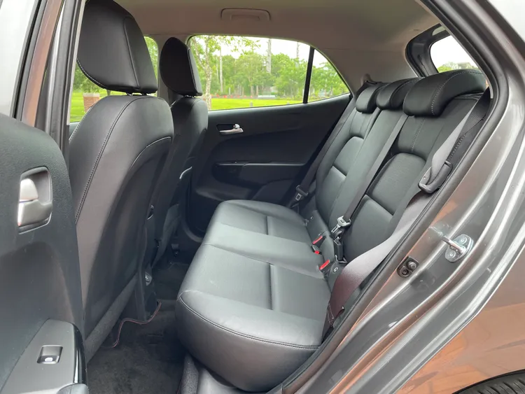 後座就車長3米6不到的小車來說表現算合格，176公分的乘客膝部空間剛好、頭部有點逼近天花板，但椅墊夠長、支撐到位。林浩昇攝