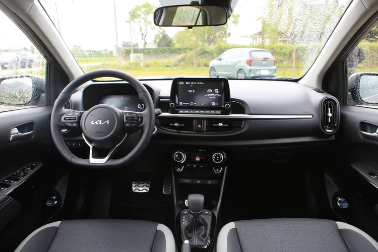 車艙佈局大致維持過往，8吋懸浮式中央螢幕為全車系標配，此外也透過亮黑及霧銀元素點綴質感，全車並配7具SRS氣囊。林浩昇攝