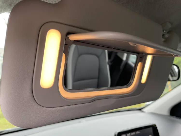 由於Picanto過往女車主佔比高，因此Kia很貼心地在遮陽板上加了柔光化妝鏡燈，但必須要升級GT-line套件才有。林浩昇攝