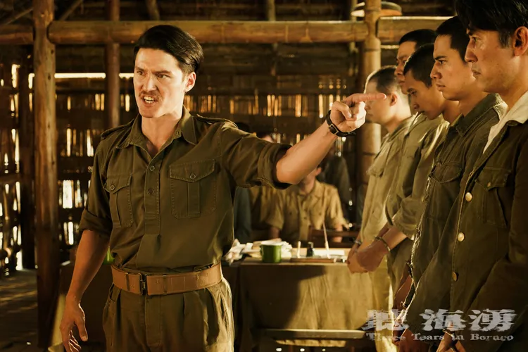 周厚安（左）常在戲中飾演挺拔軍官。公視提供