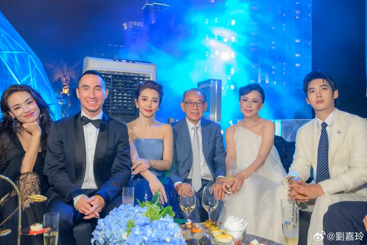 舒淇（左1）、李冰冰（左3）、劉嘉玲（右2）在澳門「水舞間」首演同框合影。翻攝劉嘉玲微博
