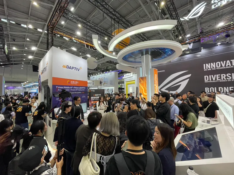 台灣大與群聯電子合作展出的「AI聽寫大哥」吸引眾多與會者駐足體驗，現場實測中英台客四語混用辨識功能，引發企業代表對地端AI應用的高度關注。趙筱文攝