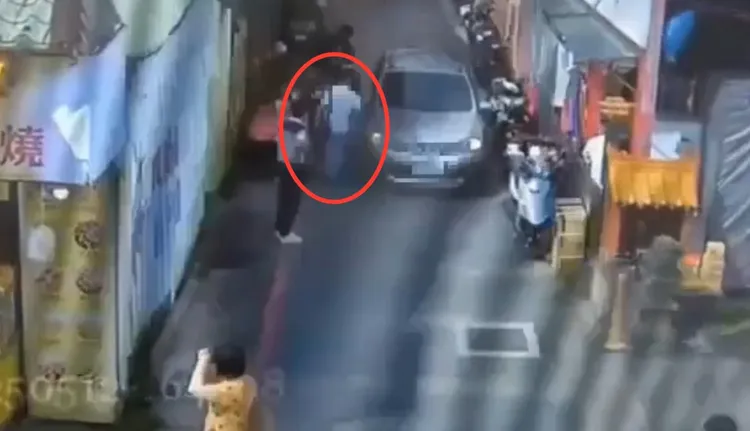 張男上前跟貨車司機起口角，當眾亮槍，也嚇壞其他路人。翻攝畫面