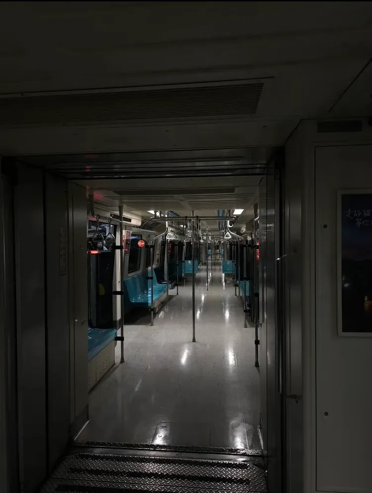 乘客拍下車廂內燈光昏暗。threads帳號c_s_L0829提供