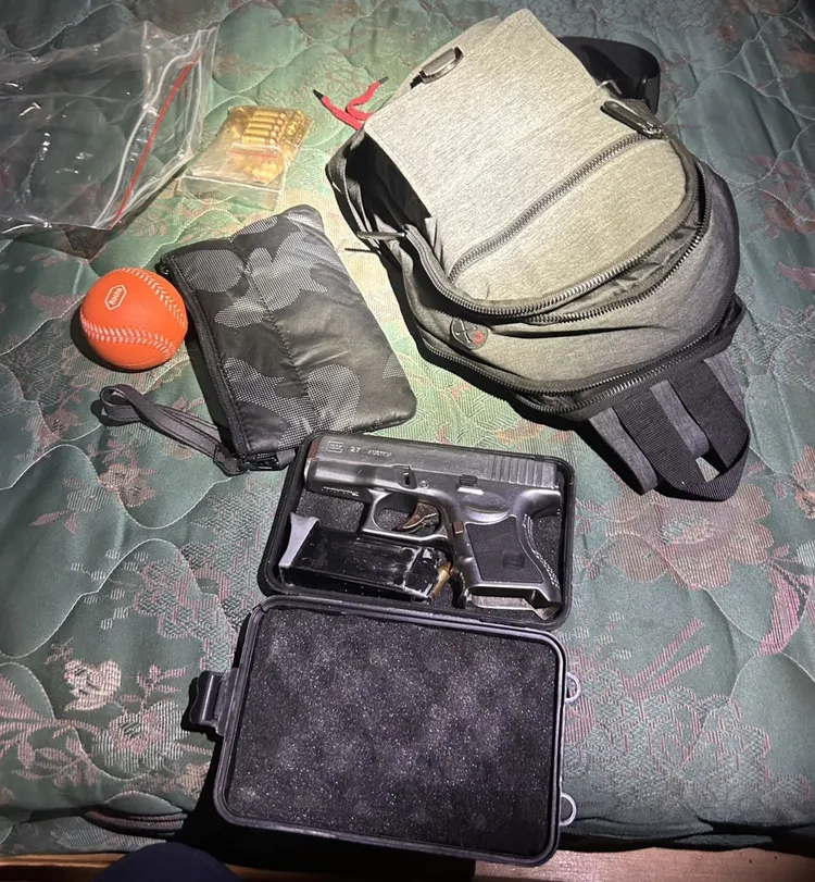 警方在游男的2租屋處起獲改造槍枝、毒品等物。翻攝畫面