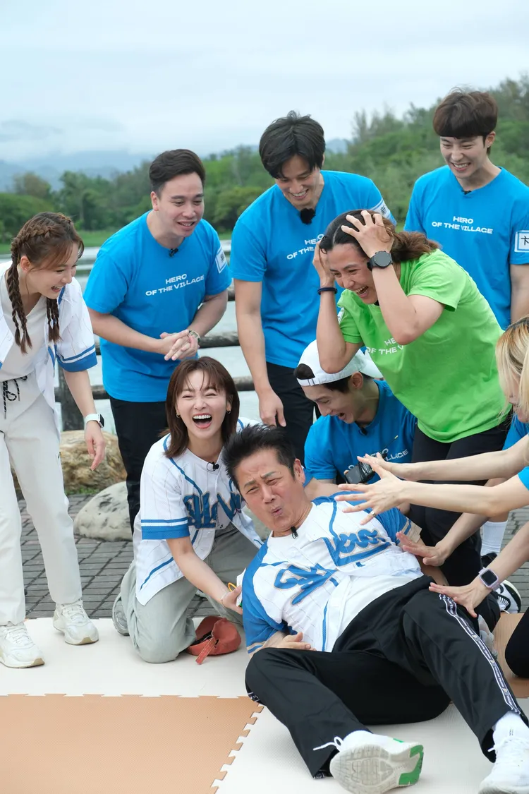 徐乃麟（前）遭亞運國手林徐琬筑過肩摔，痛到五官扭曲。東森綜合台提供