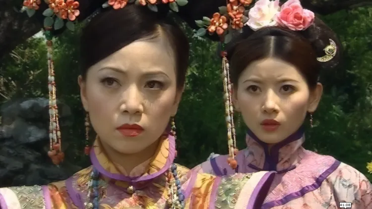 鄧萃雯（左）因飾演「如玥」聲名大噪。年代提供