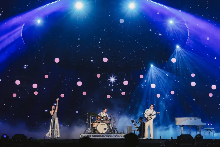 告五人首度攻頂大巨蛋大舞台。相信音樂提供