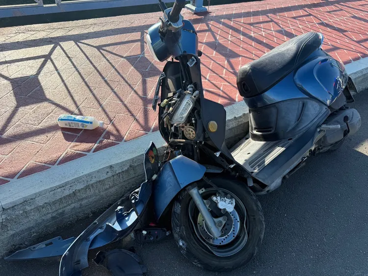 劉男機車嚴重受損。民眾提供