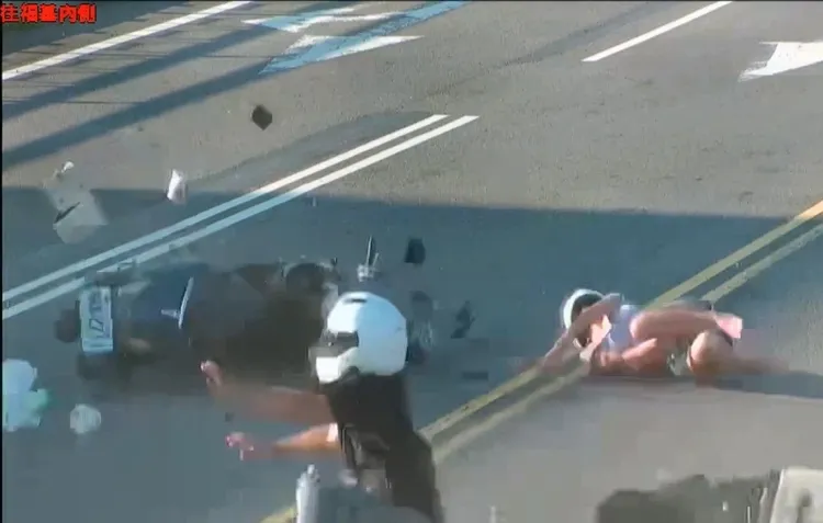 劉姓少年女友摔倒在地上，翻了2圈才起身。民眾提供