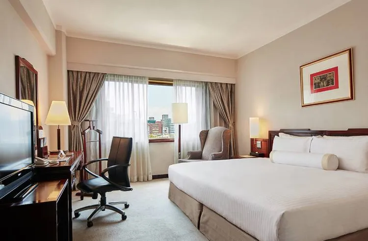 想升級住宿體驗，推薦五星級「台北福華大飯店」，搭乘捷運藍線兩站即可抵達。業者提供