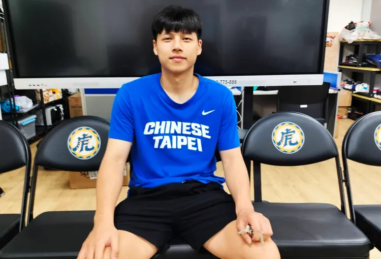王鈞聖認為「比我能投的人沒有我會控，比我能控的人沒有我會投」，自信向職業球團喊話。李家穎攝