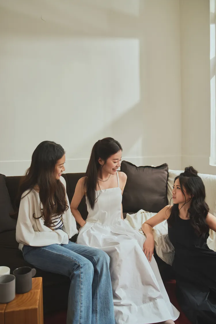 許菲菲（中）穿著白色吊帶洋裝超減齡。品牌提供