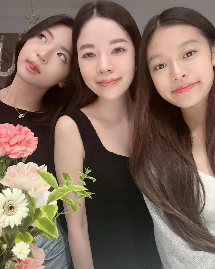 48歲的許菲菲與女兒合照簡直是3姐妹。翻攝許菲菲IG