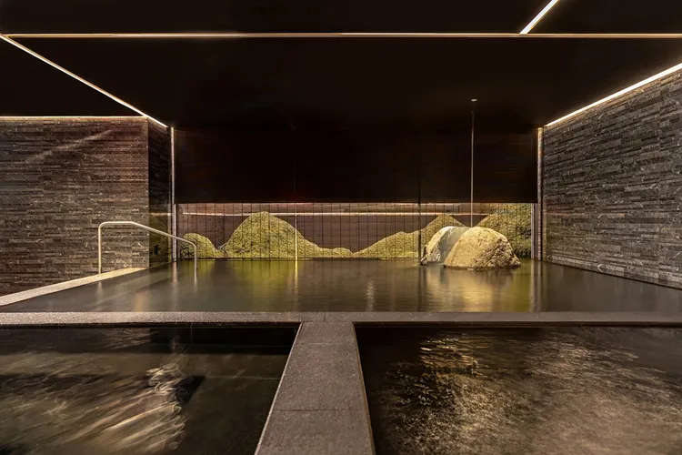 北投晶泉丰旅「大眾風呂券」每張900元，享單人單次使用大眾風呂設施，線上旅展加碼入場4小時，買4張再送1張，換算下來每張只要720元。北投晶泉丰旅提供