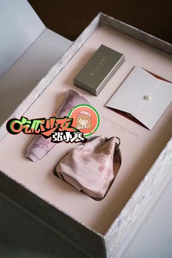 汪小菲送的伴手禮開箱。翻攝吃瓜少女張小寒微博
