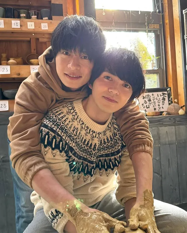 林遣都（前）和田中圭在《大叔的愛》愛得甜蜜，戲外也結為好友。翻攝大叔的愛IG