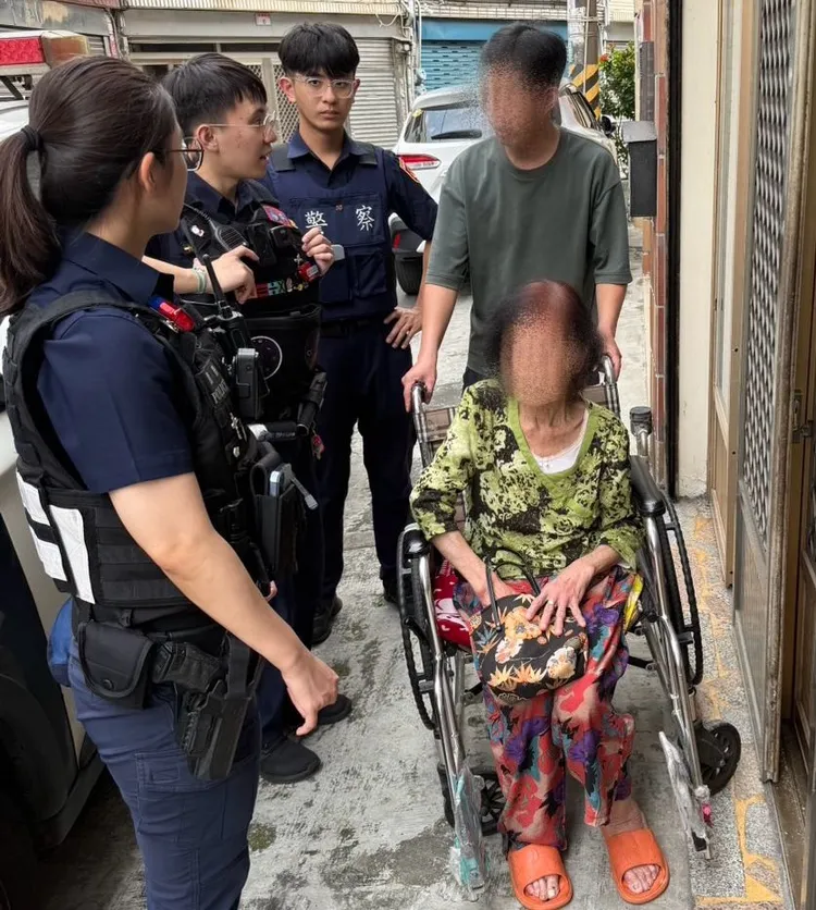 警方護送婦人返家。龜山警分局提供