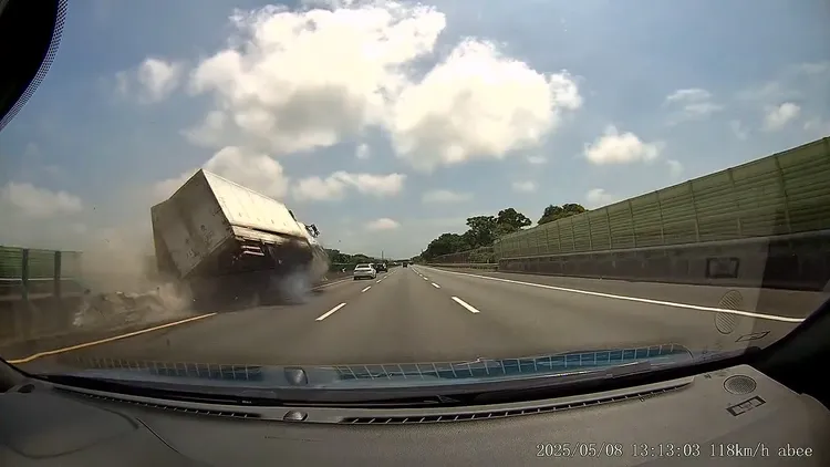 大貨車在外側車道爆胎後，失控衝向中央分隔島。翻攝爆料公社