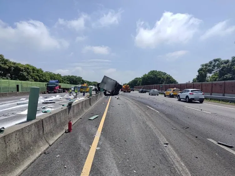 大貨車的貨物亦散落至對向北向車道。民眾提供