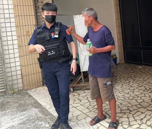 疑失智男子外出迷途 楊梅警協助護送返家