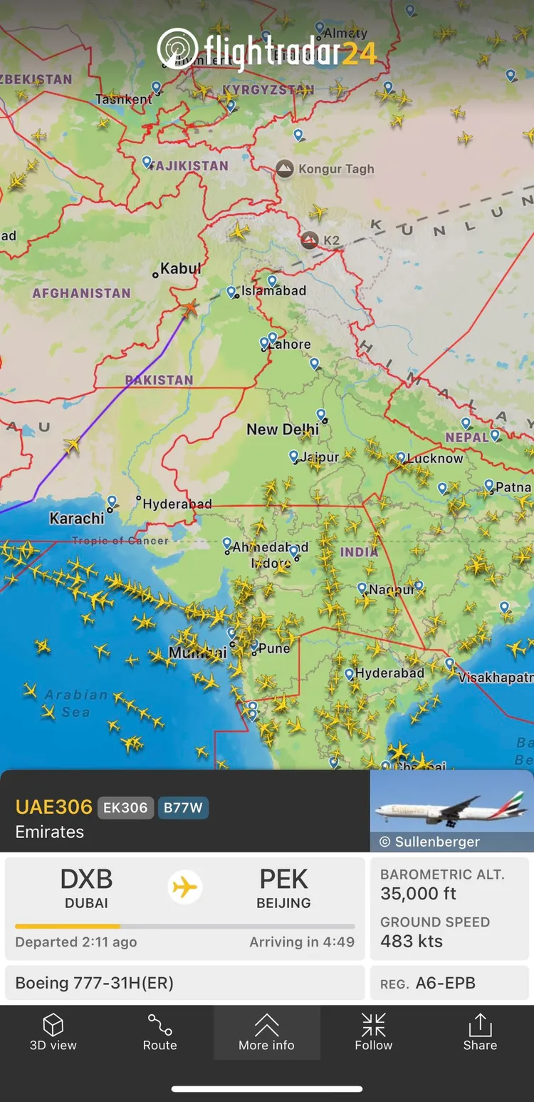 阿聯酋班機也被發現飛越巴國領空。翻攝自X