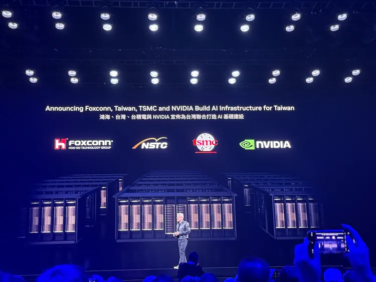 黃仁勳宣布將與鴻海、國科會、台積電共同打造AI基礎建設。呂承哲攝