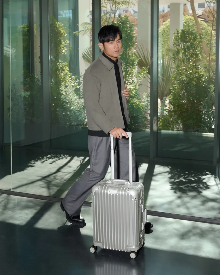 周杰倫旅行必備RIMOWA鋁合金登機箱。品牌提供
