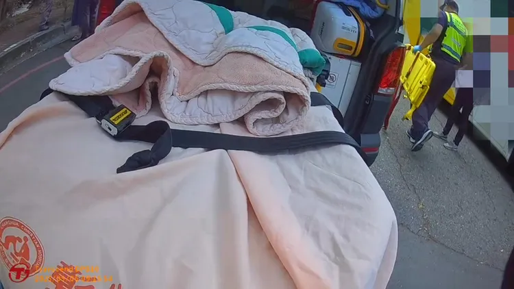 南華大學一名女大生遭外包客運倒車輾壓下半身，送醫急救。翻攝畫面