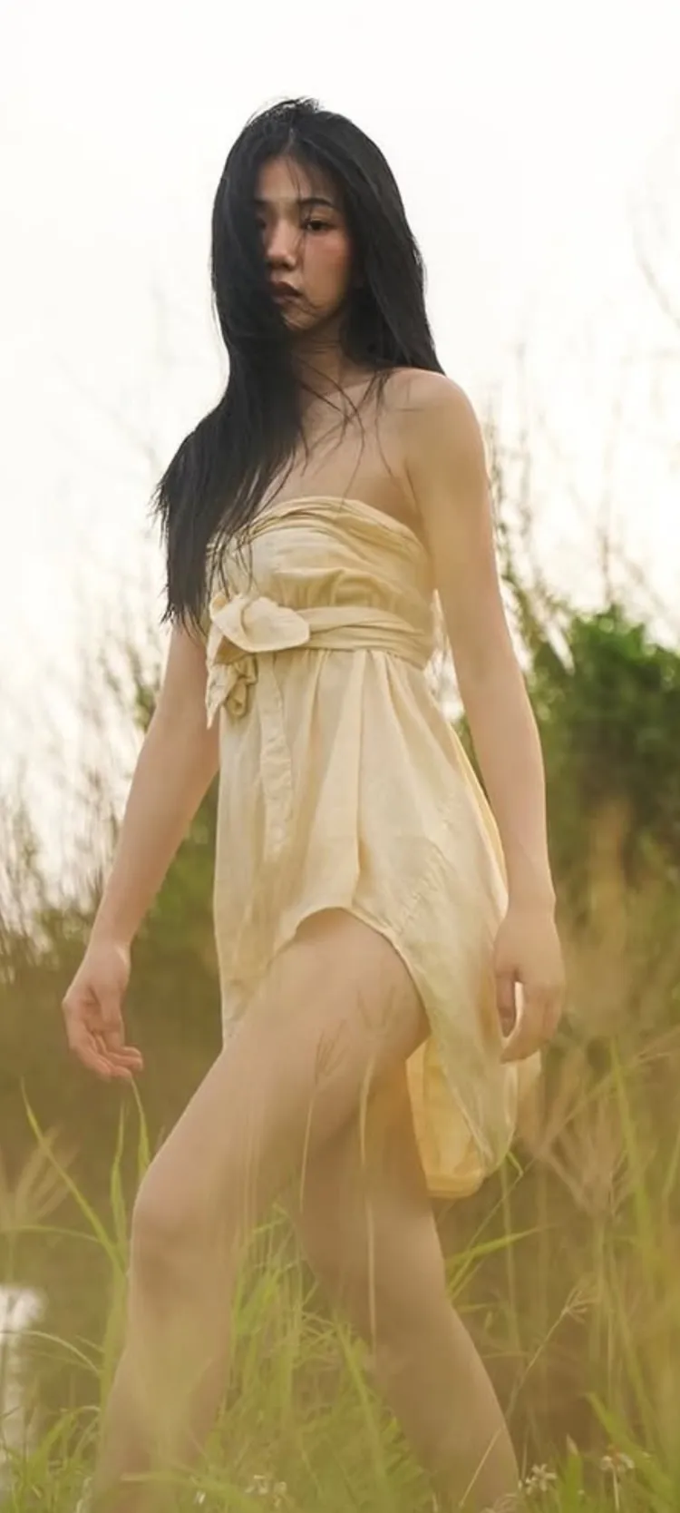 家寧曾穿鵝黃色禮服拍美照。翻攝家寧IG