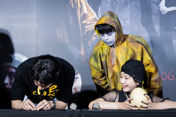 袁澧林（右）立蛋初體驗。威視提供