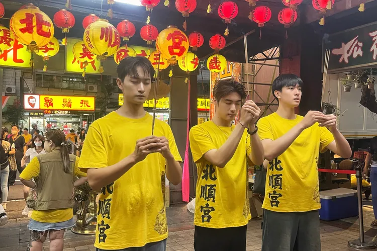 （左起）毛祁生、朴靖恆、徐瑋澤求神保佑。海王天璽提供