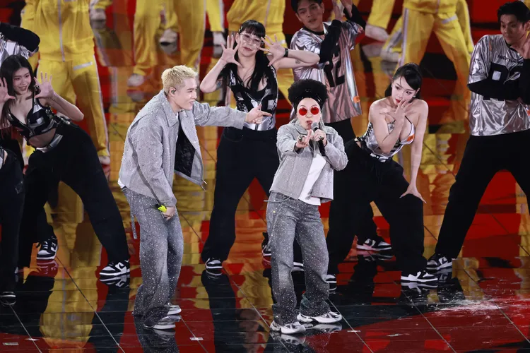 比莉、周湯豪母子檔率舞群一起表演。彭欣偉攝