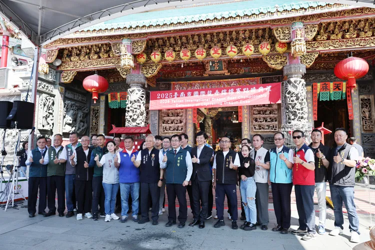 台南市長黃偉哲邀民眾端午連假暢遊台南、替龍舟選手加油打氣。南市府提供