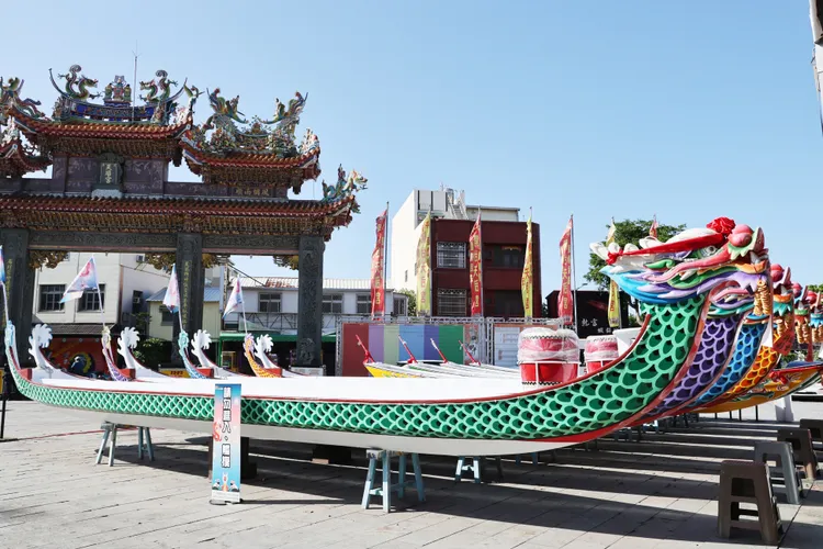 龍舟在安平開台天后宮廟埕一字排開，十分壯觀。南市府提供