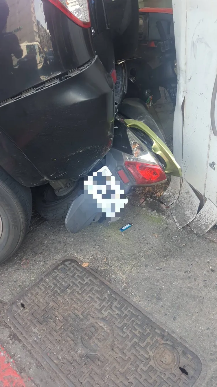 機車捲入車底。翻攝畫面