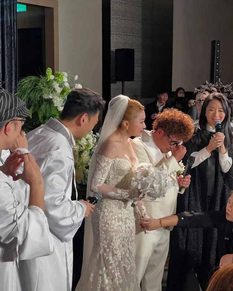 納豆與依依婚禮上感動落淚。翻攝小鍾臉書